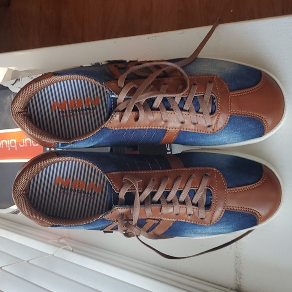 Men's Sneakers - Picture 5 of 6